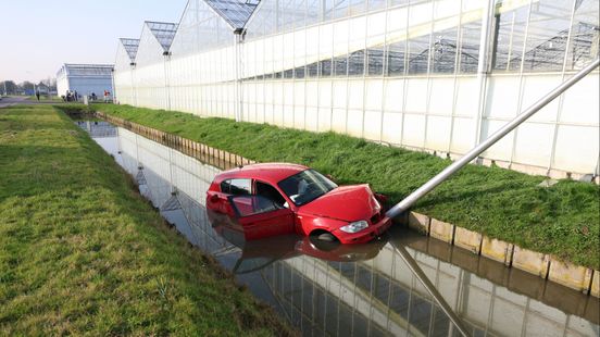 Auto in sloot na botsing met fietser. Auto in sloot na botsing met fietser.