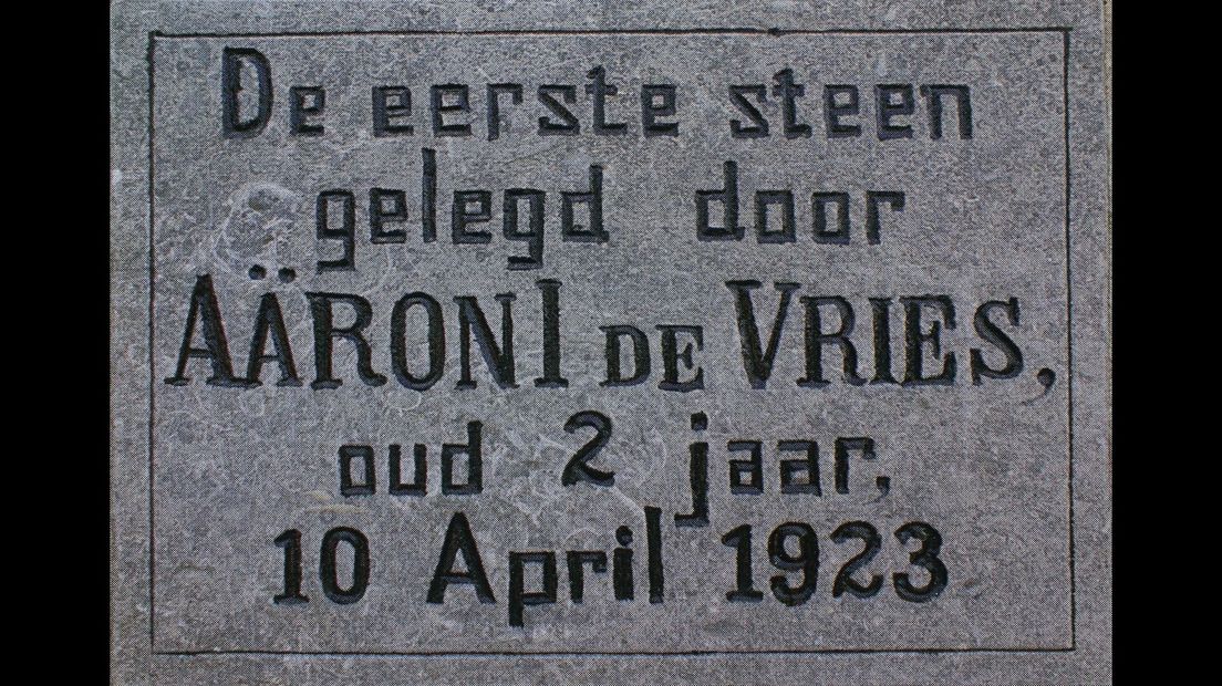 Aäron Izaäk de Vries lei op 2-jierrige leeftiid symboalysk in earste stien oan de Hofstraat