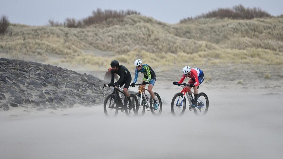 Koplopers Van Breda, Don en Ockeloen gaan over het strand bij Renesse