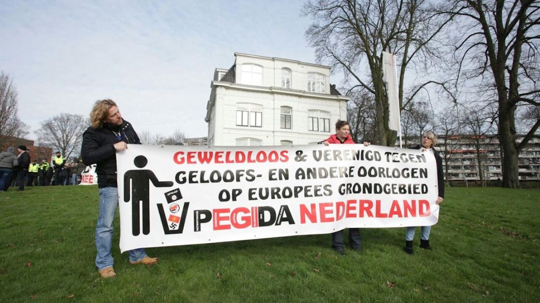 Eerder demonstreerde Pegida in Enschede tegen de komst van een azc