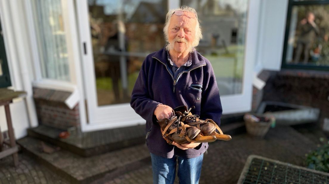 Jaap Nienhuis toont zijn houtjes, waarmee hij de Hel van '63 reed