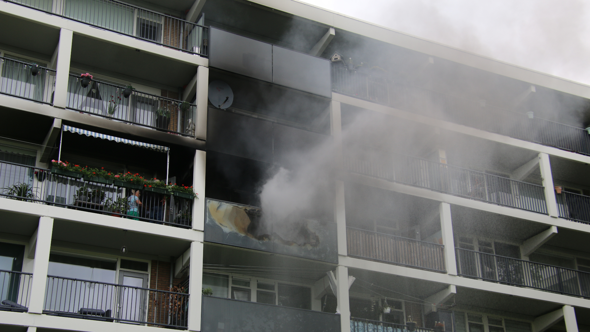 Uitslaande brand in flat Hellevoetsluis
