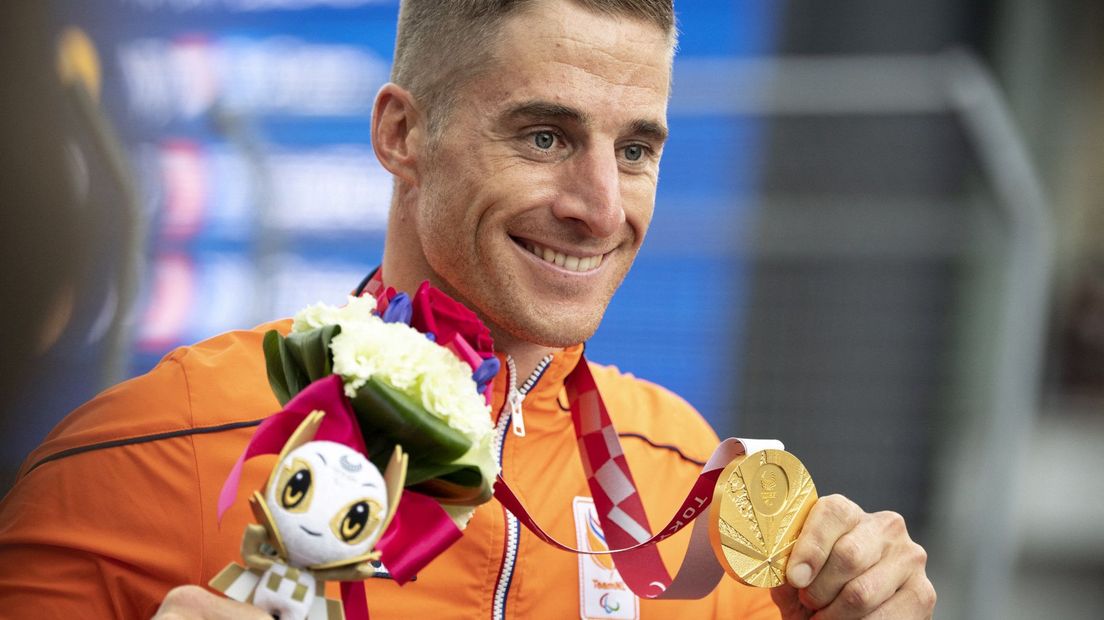 De tweede gouden plak voor Jetze Plat, hij wordt gehuldigd na de gewonnen tijdrit