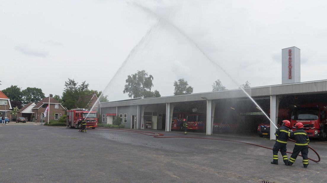 Brandweerlieden in Veendam herdenken hun omgekomen collega's met een ereteken van water.