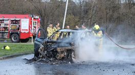 Auto vliegt in brand op snelweg