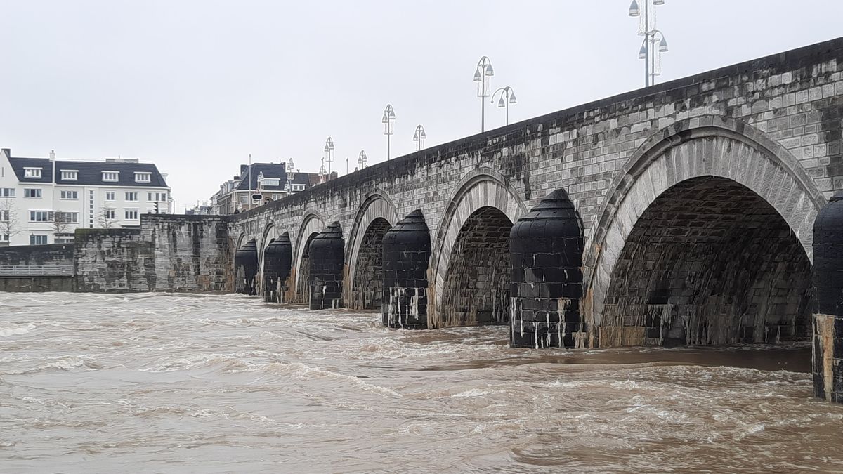 Sint Servaasbrug door de jaren heen: van aflaten tot een koffermoord