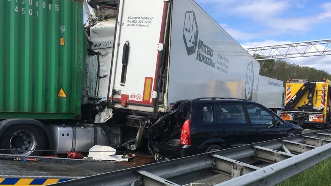 De A12 van de Duitse grens naar Arnhem was dinsdag afgesloten op knooppunt Oud-Dijk. Er heeft een ongeluk plaatsgevonden met drie vrachtwagens, één personenauto en een bestelbusje. Daarbij zijn acht gewonden gevallen. Drie personen zijn naar het ziekenhuis gebracht. De anderen zijn ter plaatse behandeld.