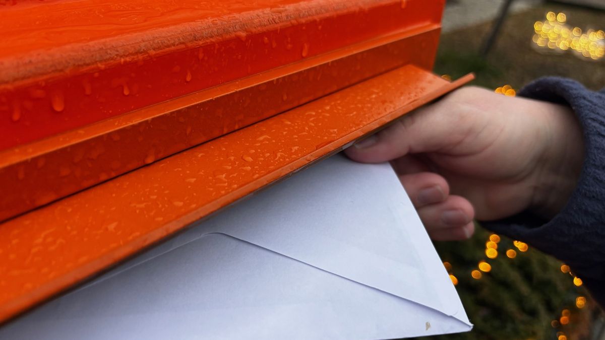 Pratende brievenbus in Urmond wil klep maar niet houden