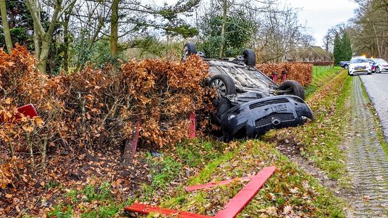 Auto slaat over de kop en komt in tuin terecht: ravage bij ongeluk in Enschede. Auto slaat over de kop en komt in tuin terecht: ravage bij ongeluk in Enschede.