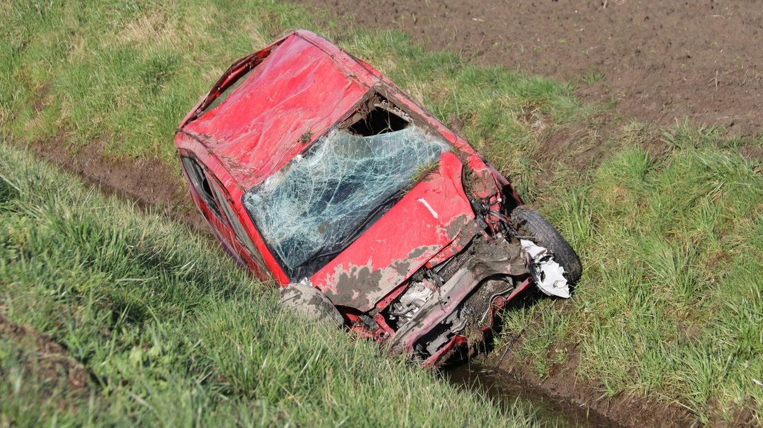 Automobilist belandt in sloot en raakt gewond