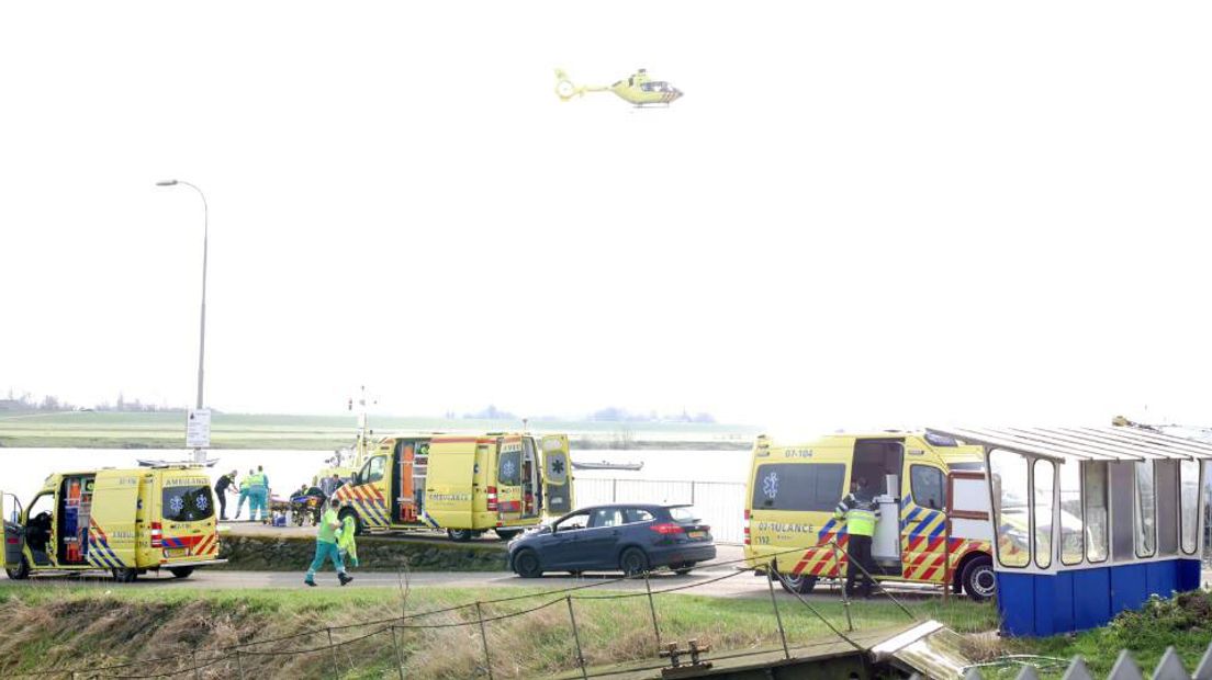 Op de Nederrijn bij Huissen (gemeente Lingewaard) is vanochtend een roeiboot omgeslagen. Volgens de brandweer zijn daarbij vijf personen te water geraakt. Twee roeiers raakten vermist. Het lichaam van één van de roeiers is gevonden.