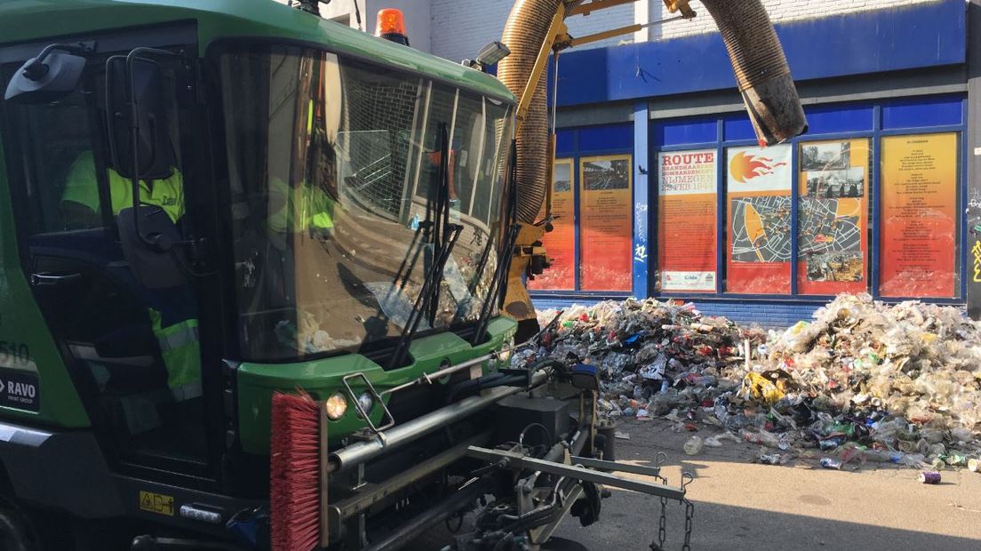 In Nijmegen is afvalverwerker DAR bezig om de stad weer helemaal spik en span te maken na de afgelopen Vierdaagse en bijhorende feesten. De schoonmakers waren vrijdag al aan de slag toen de laatste deelnemers aan de Vierdaagse nog over de finish moesten komen.