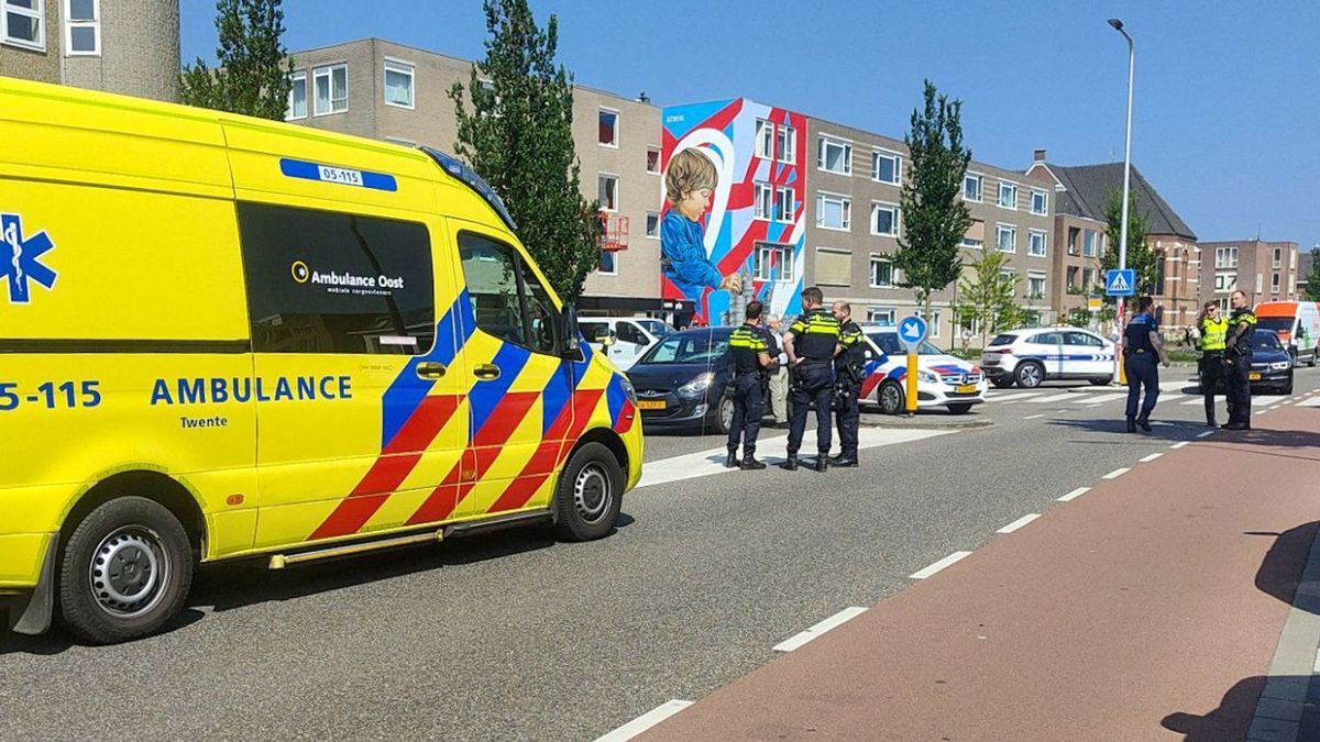 112 nieuws: Voetganger gewond in Enschede na aanrijding op zebrapad