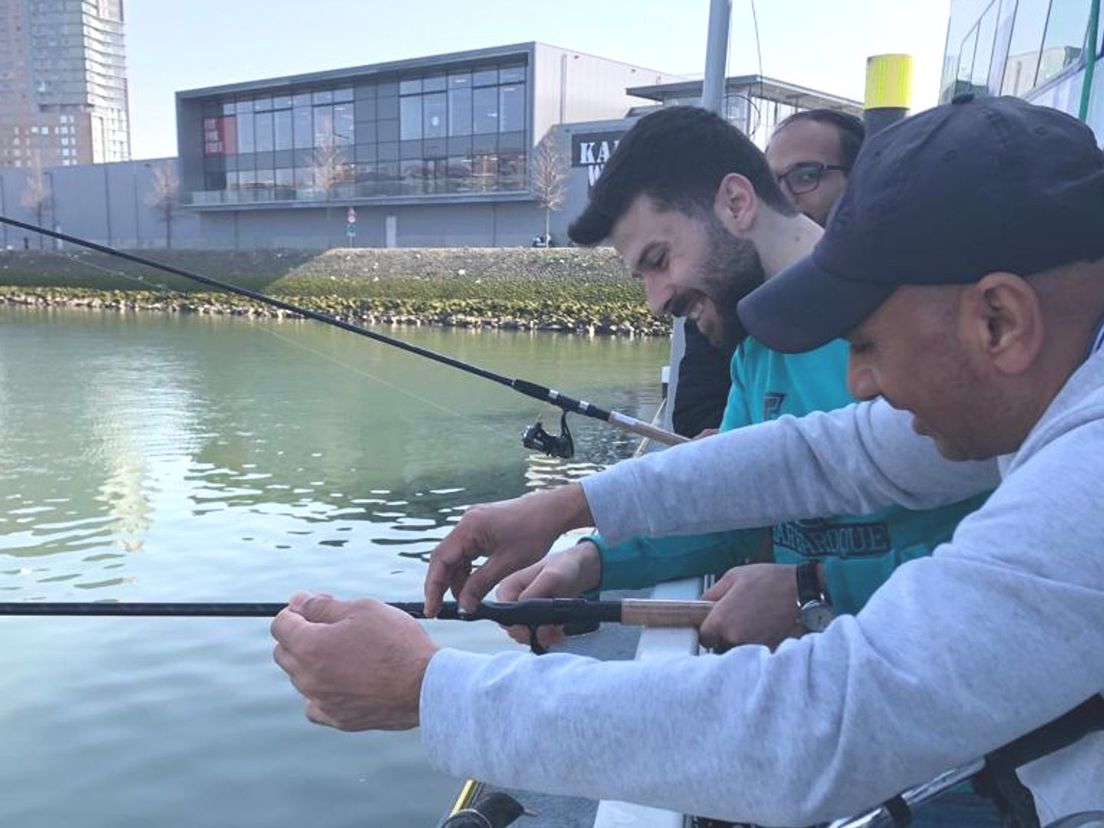 Voor Mubarak Ahmad is vissen met een hengel toch wel even wennen
