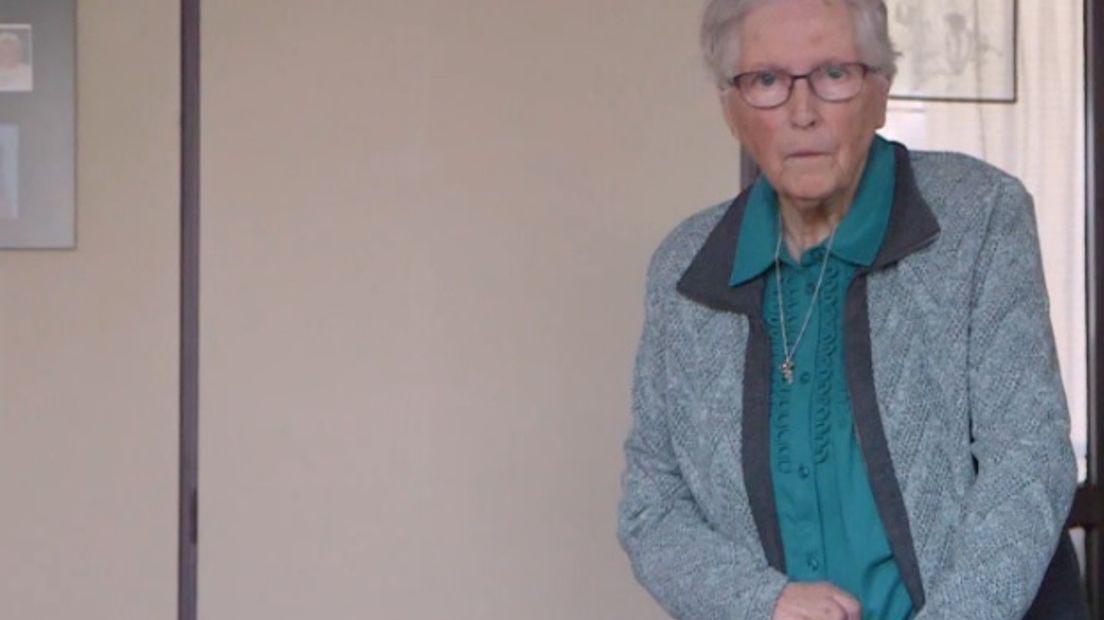 Mevrouw van Beek-Molenaar achter haar rollator.