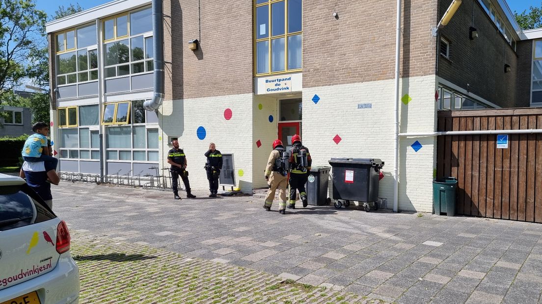 De brandweer doet een controle na de ovenbrand in het buurtpand