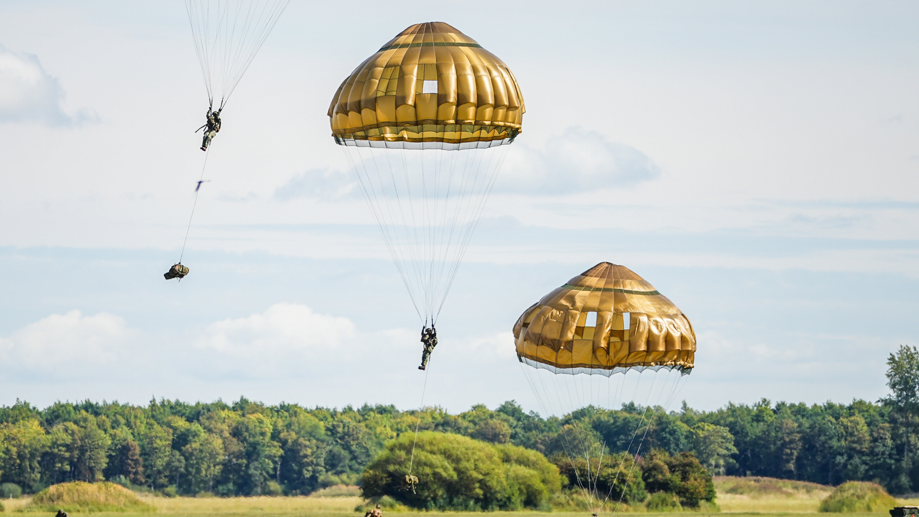Internationale oefening met vliegtuigen en parachutisten in volle gang: zo ziet dat eruit