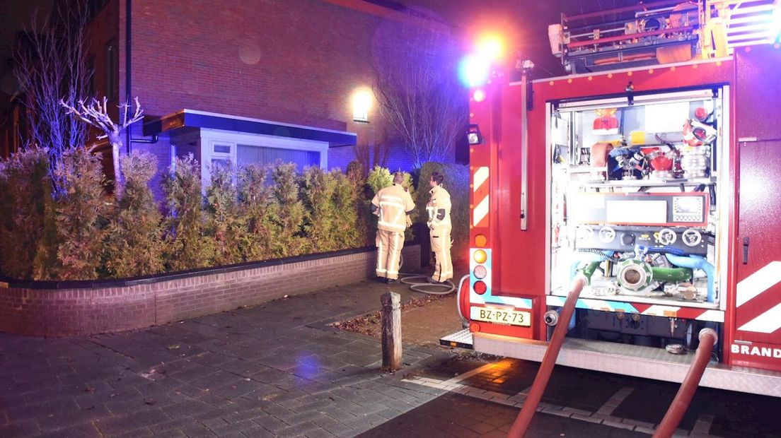 Brandweer blust woningbrand in Almelo