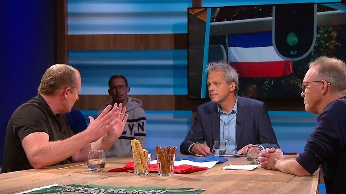 Is de vlag omgedraaid ophangen respectloos? Daarover werd gediscussieerd.