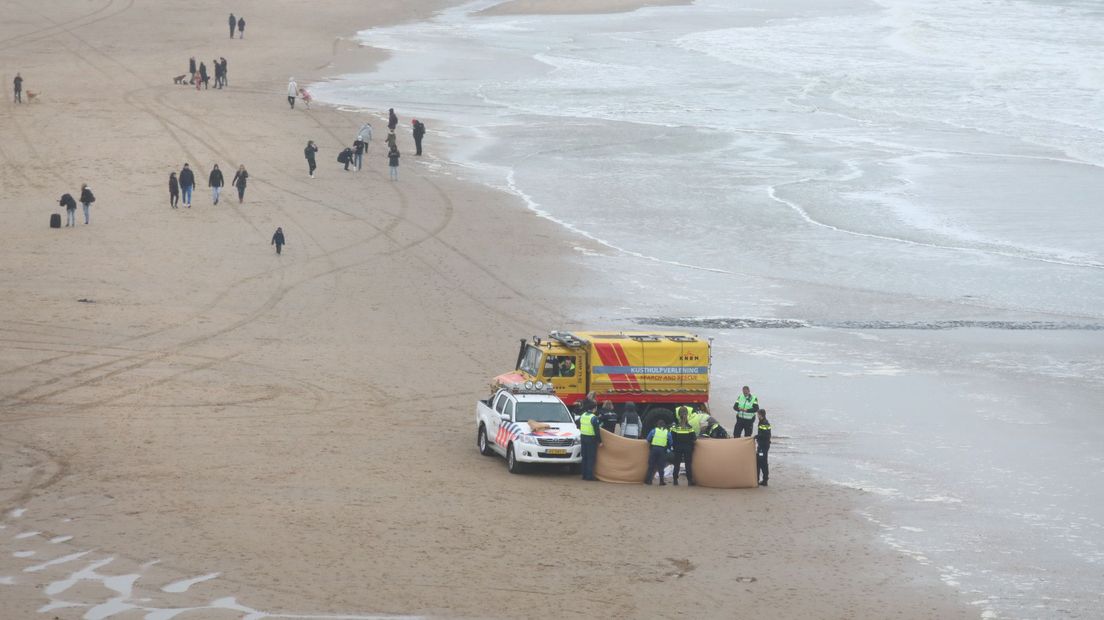 In de zee bij Scheveningen werd een overleden persoon gevonden