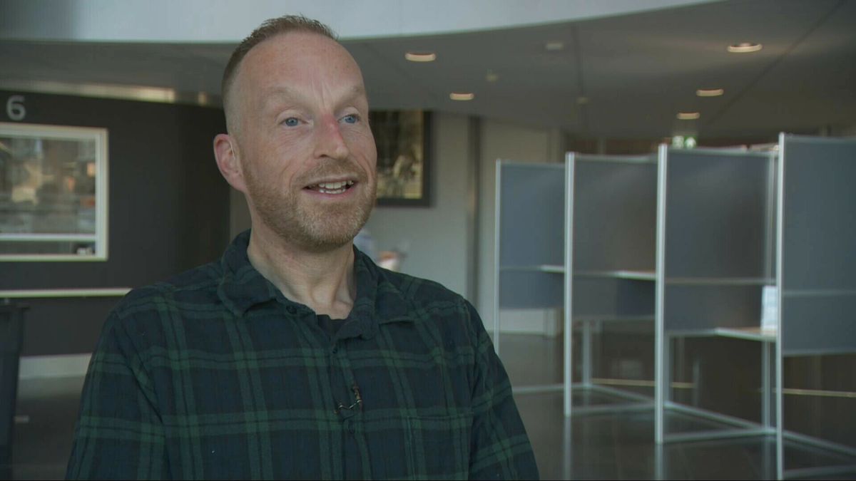Autisme, nou en?! Evert runt het stembureau in Wolvega met verve: 