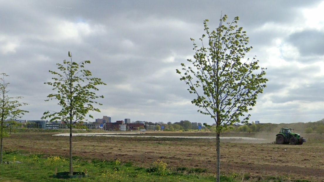 Het terrein langs de A7 waar de nieuwe vestiging van Holland Casino moet komen, met op de achtergrond het Gasunie-gebouw