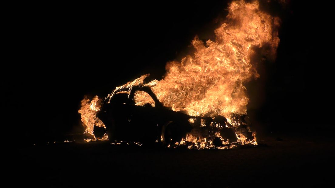De auto ging vannacht in vlammen op (Rechten: Persbureau Meter)