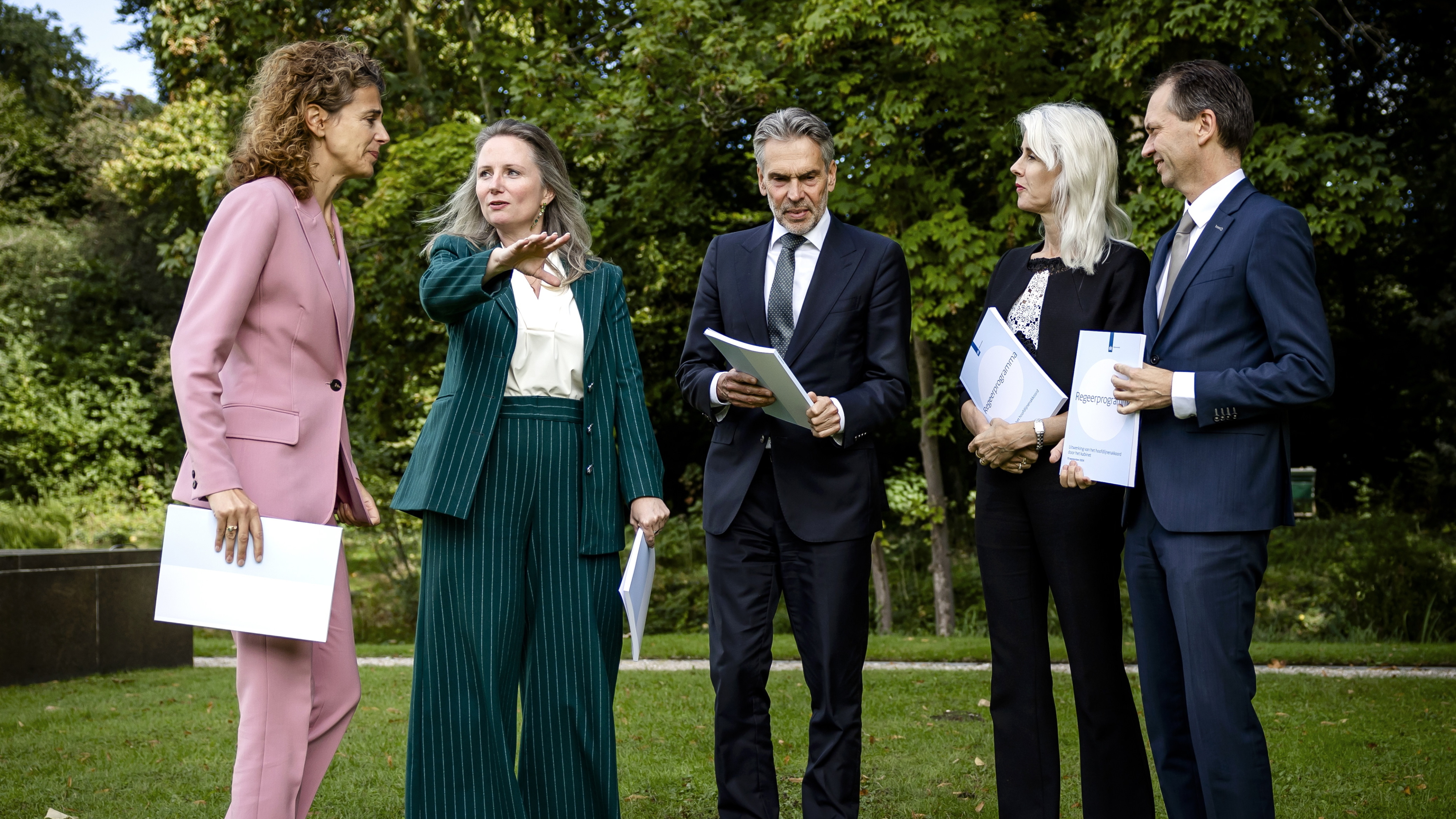 Sophie Hermans (VVD), Fleur Agema (PVV), premier Dick Schoof, Mona Keijzer (BBB) en Eddy van Hijum (NSC) mei it regearprogramma
