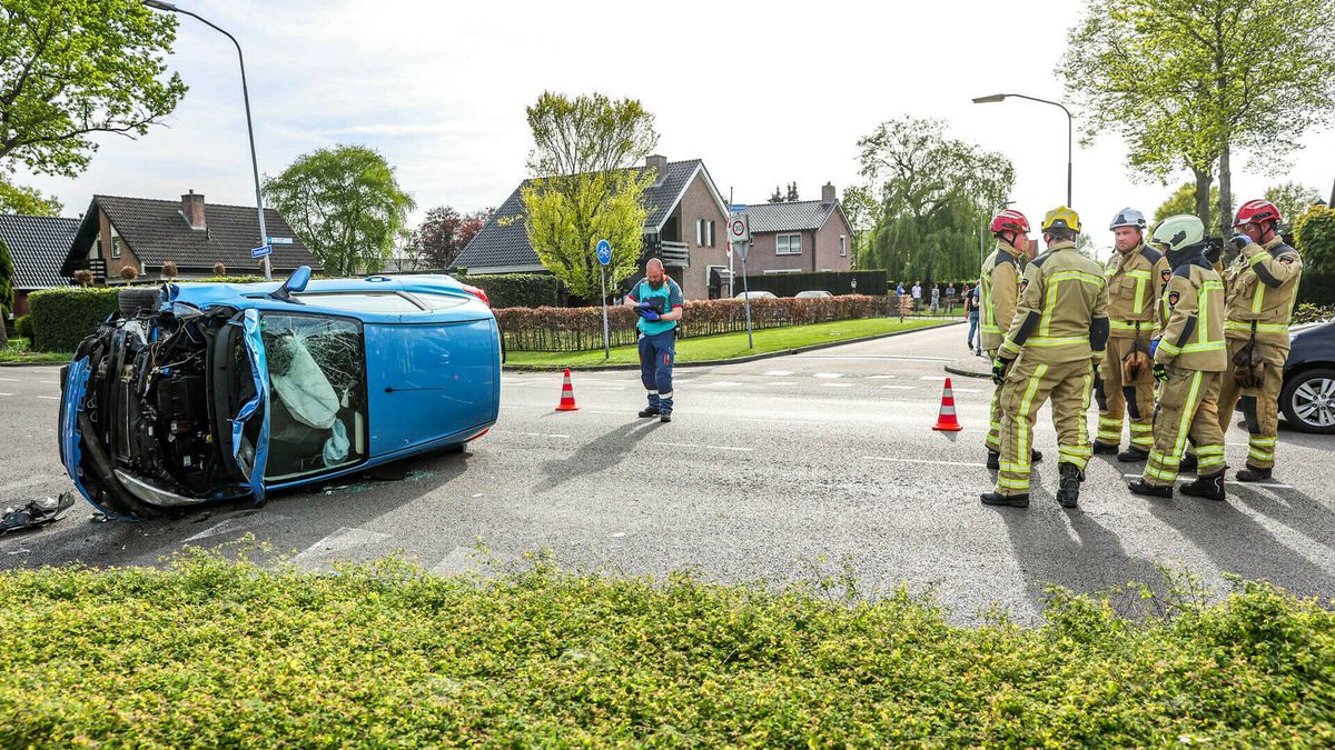 Auto's botsen op elkaar in Klazienaveen