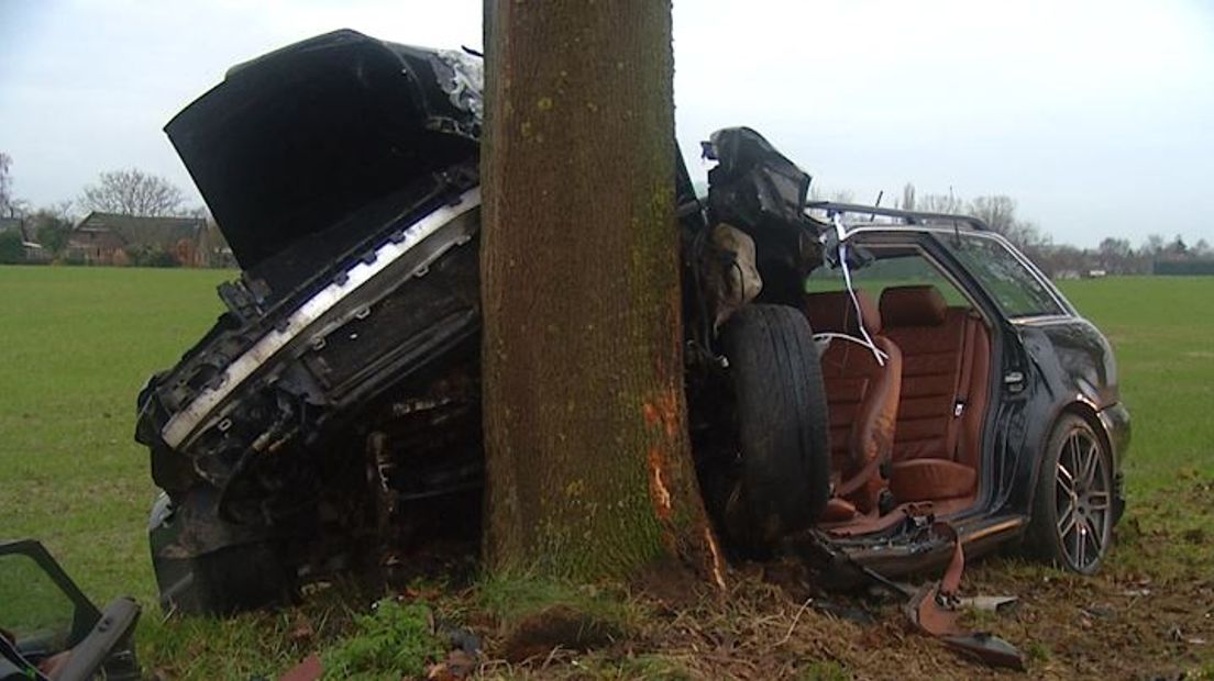 De man botste met zijn auto tegen een boom