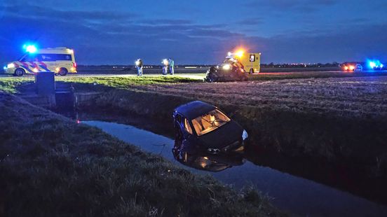 Autos in de sloot bij botsing Valthermond. Autos in de sloot bij botsing Valthermond.