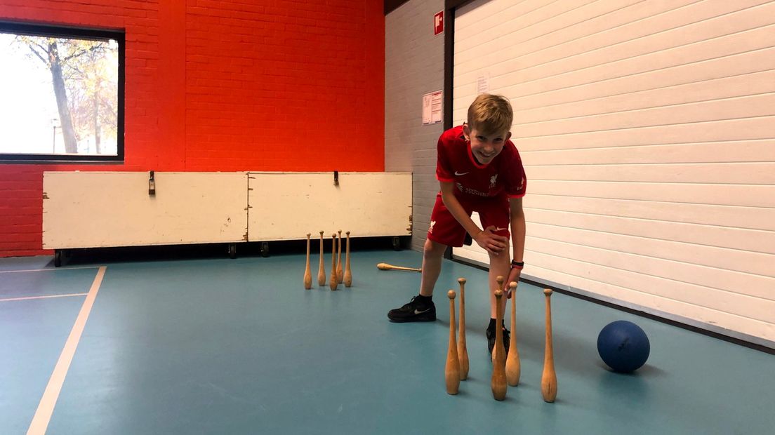 Kinderburgemeester Kris Rottier zet de kegels klaar voor het bowlingspel