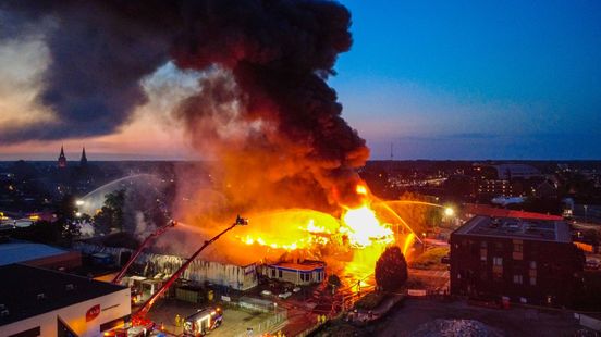 Grote brand legt kringloopcentrum in Winterswijk in de as, NL-Alert verstuurd