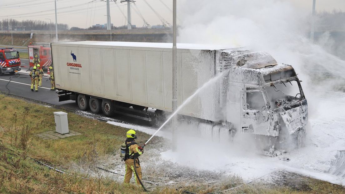 Brandende vrachtwagen op A4 wordt geblust