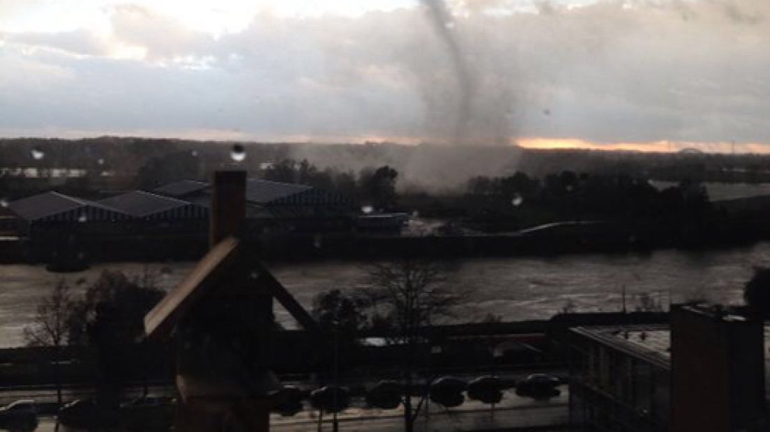 Fotoreeks: windhoos raast over Gelderland