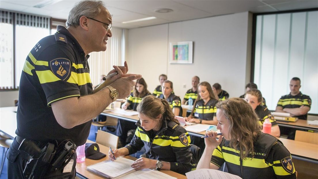 Politieacademie, studenten leren voor politiemedewerker