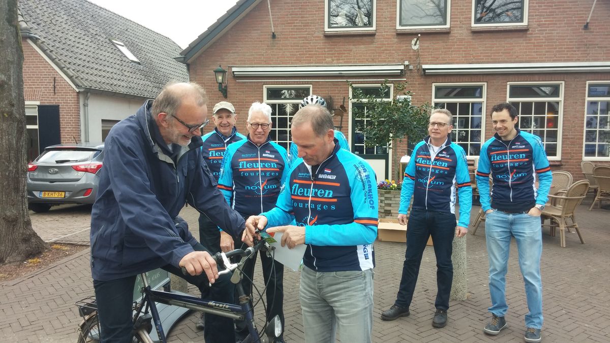 Wielrenners Hernen delen cadeautjes uit aan fietsers