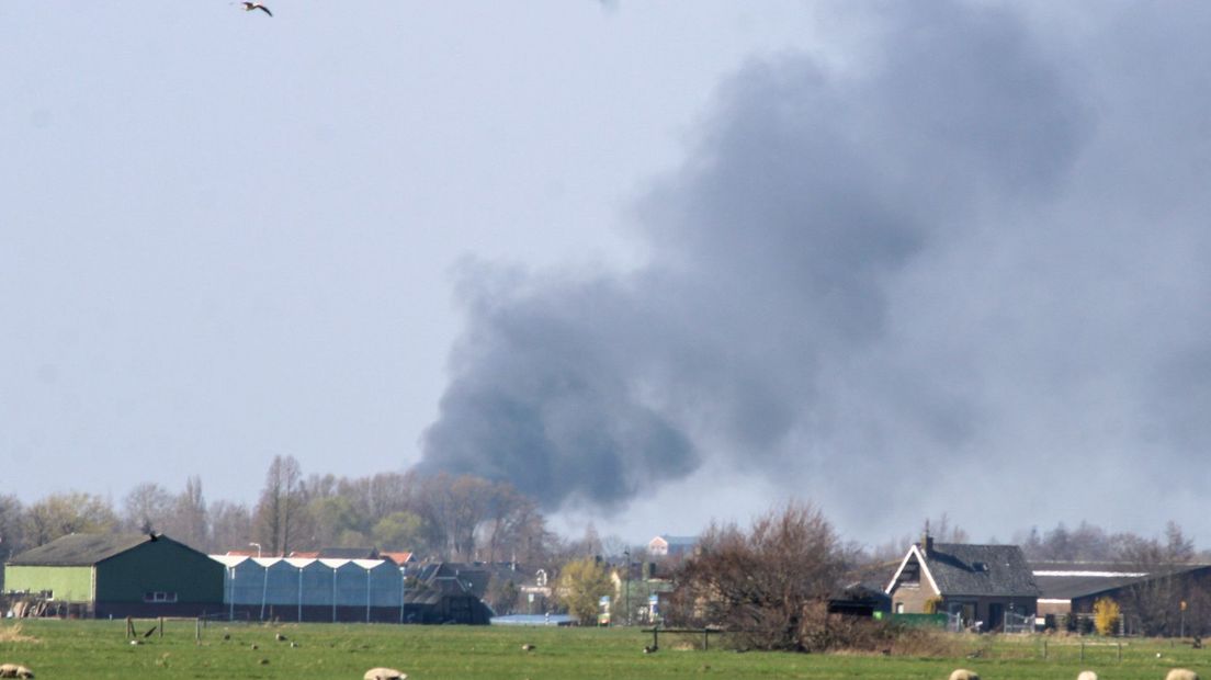 Zwarte rookwolken zijn in de omgeving van Boskoop te zien