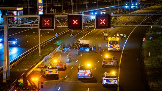 Traumahelikopter landt op snelweg na ongeluk met meerdere autos. Traumahelikopter landt op snelweg na ongeluk met meerdere autos.