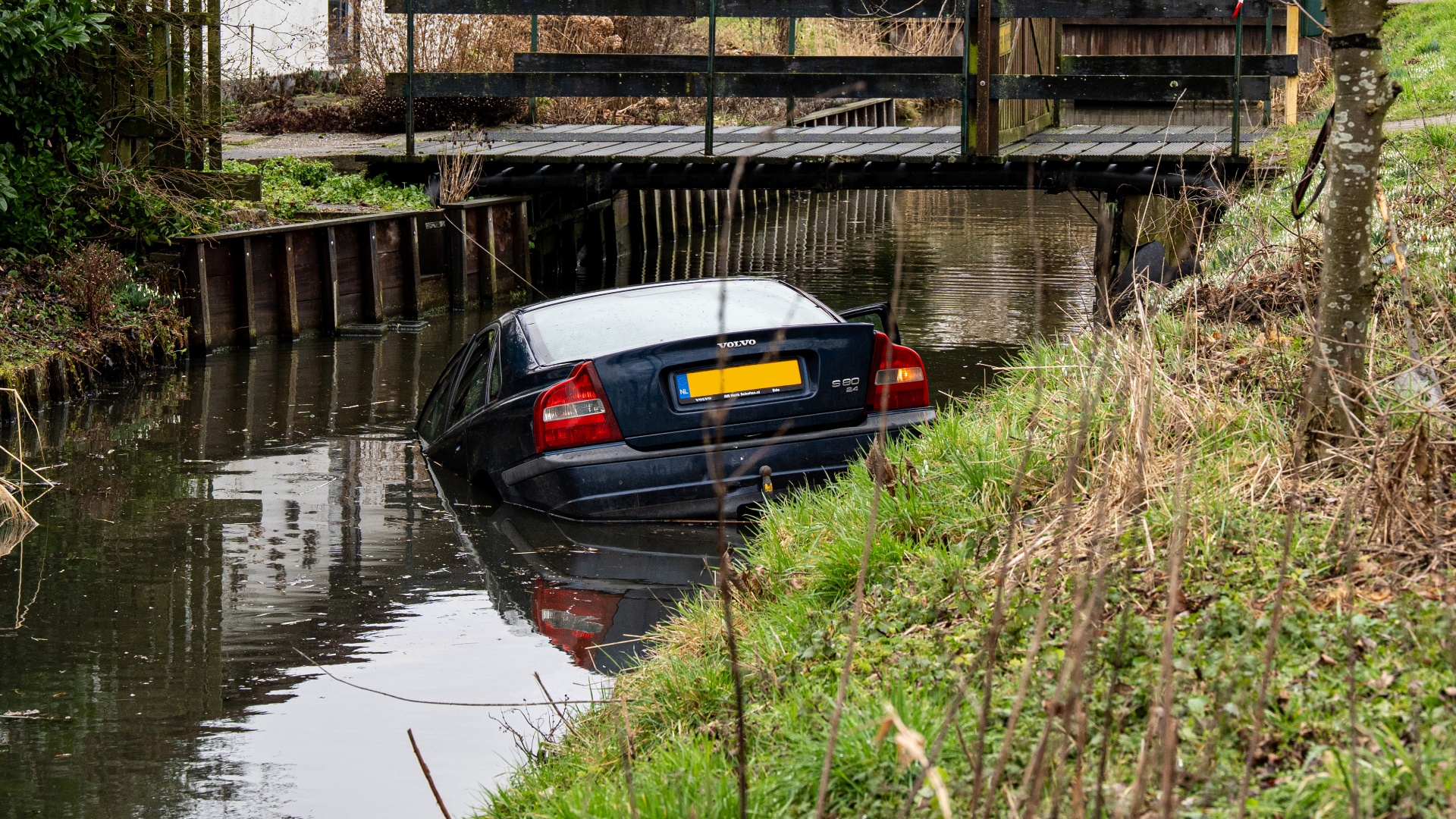 De bestuurder van de auto is aangehouden op verdenking van rijden onder invloed.