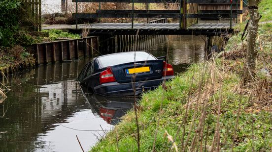 Auto in de sloot na botsing, bestuurder onder invloed aangehouden. Auto in de sloot na botsing, bestuurder onder invloed aangehouden.