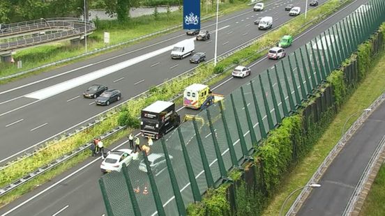 Meer dan uur vertraging op snelweg door ongeluk én storing brug. Meer dan uur vertraging op snelweg door ongeluk én storing brug.