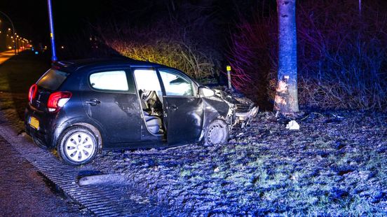 Automobilist gewond na botsing tegen boom bij Drouwenermond. Automobilist gewond na botsing tegen boom bij Drouwenermond.