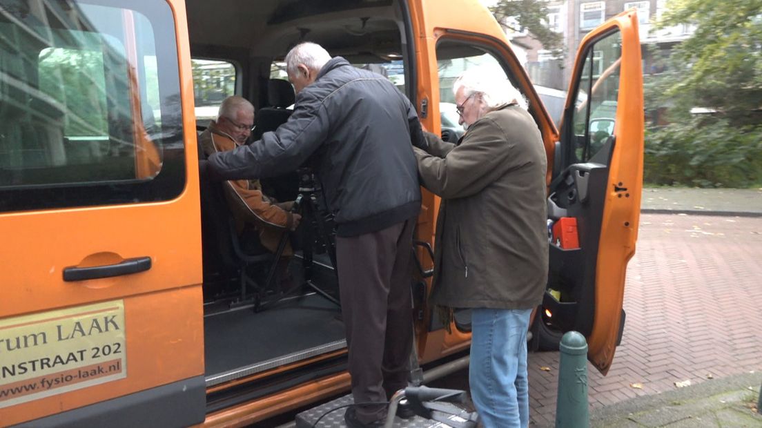 Vrijwilliger helpt man in Wijkbus