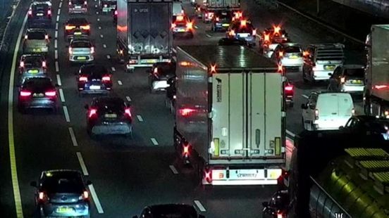 Ongeluk en kapotte vrachtwagen zorgen voor lange files rond Rotterdam in avondspits. Ongeluk en kapotte vrachtwagen zorgen voor lange files rond Rotterdam in avondspits.