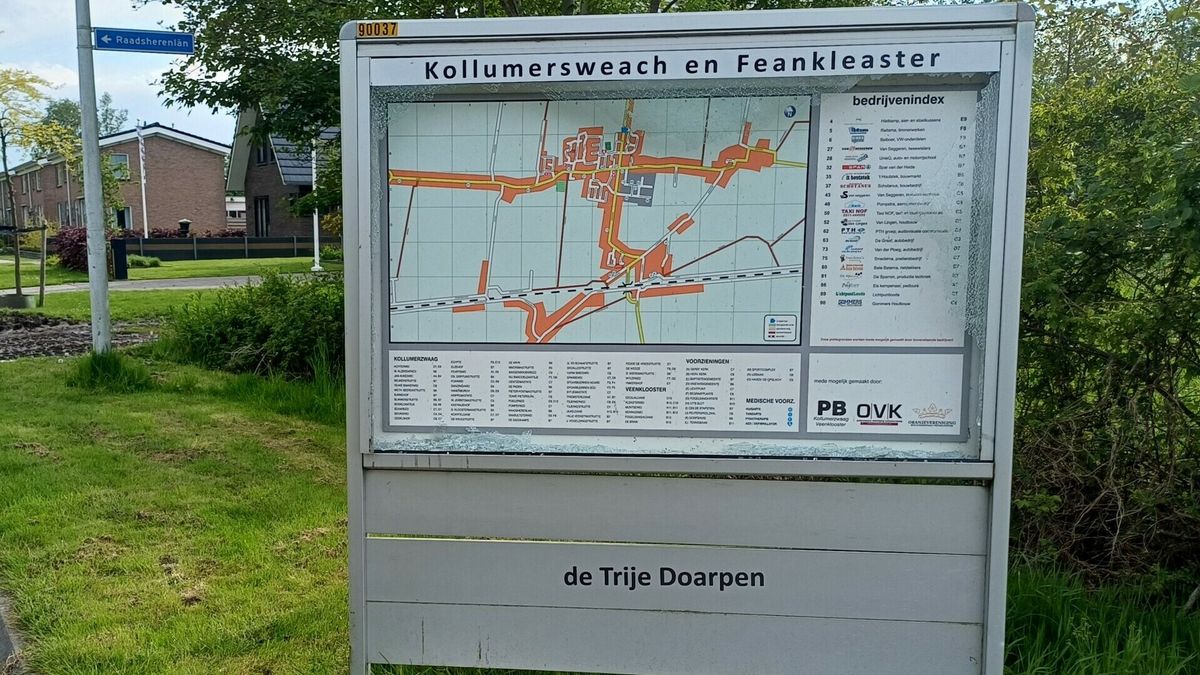 Informatiebord in Kollumersweach vernield met stoeptegel
