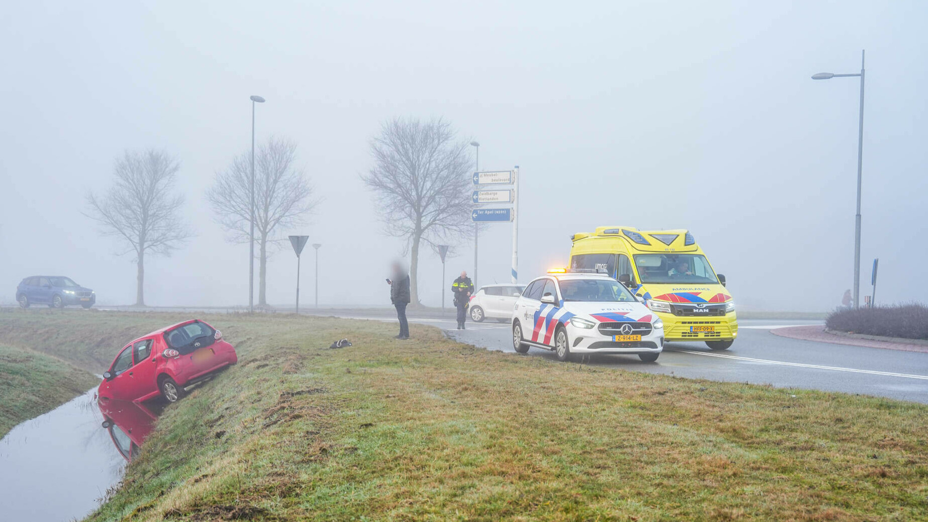 Auto eindigt in sloot in Emmen