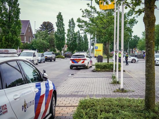 Groep mensen gaat met elkaar op de vuist op parkeerplaats in Klazienaveen