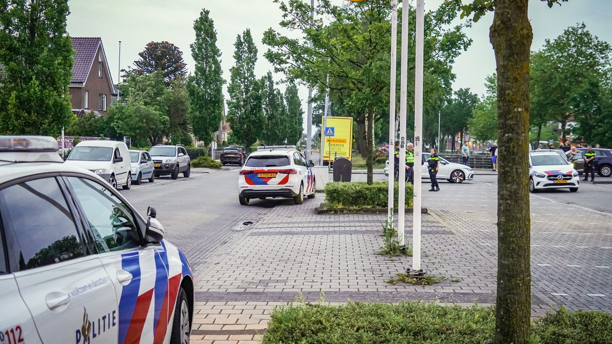 Groep mensen gaat met elkaar op de vuist op parkeerplaats in Klazienaveen