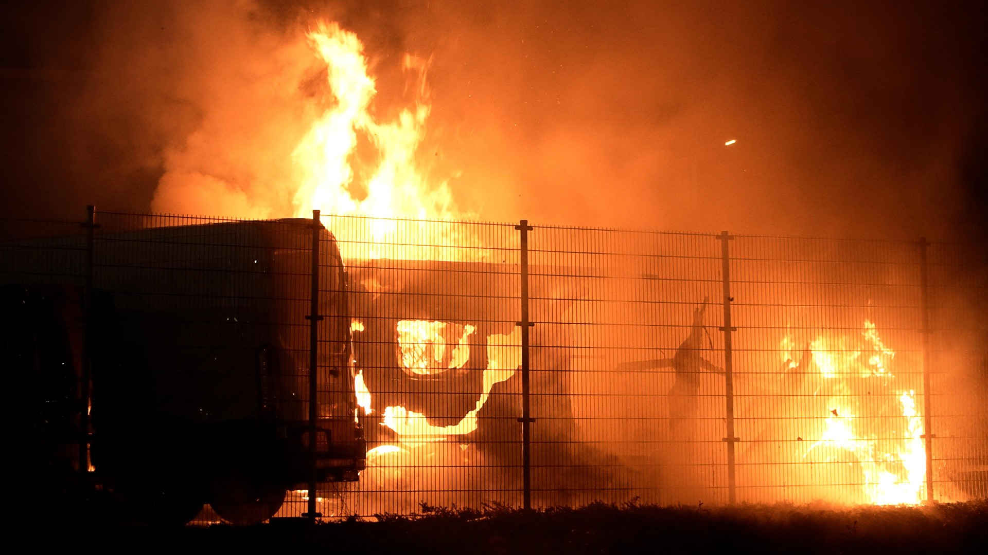 Caravan en auto grotendeels verwoest door brand in Valkenburg